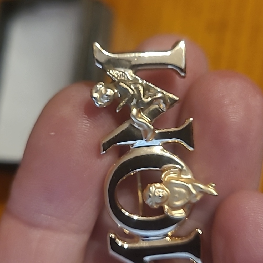 MOM Goldtone Pin L Razza - Picture 2 of 6